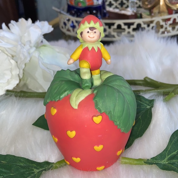 Avon Vintage Porcelain Bell Hearts Delight a Strawberry w/ an Elf Pixie 1993 - Picture 3 of 17